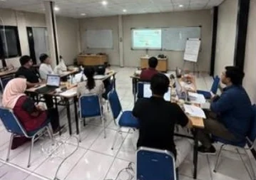 Peserta training AI University mengikuti sesi workshop kelompok